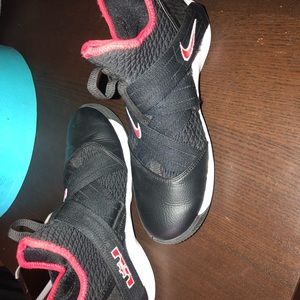 Nike LeBron Soldier XII sz 6.5 Y